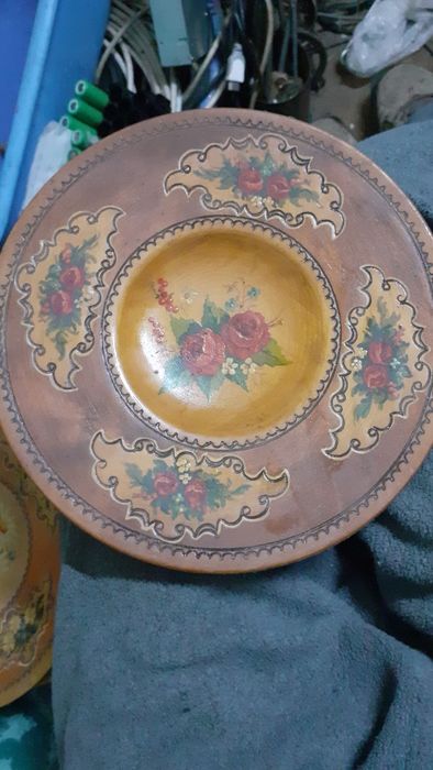 Farfurii decorative pictate pe lemn in ulei