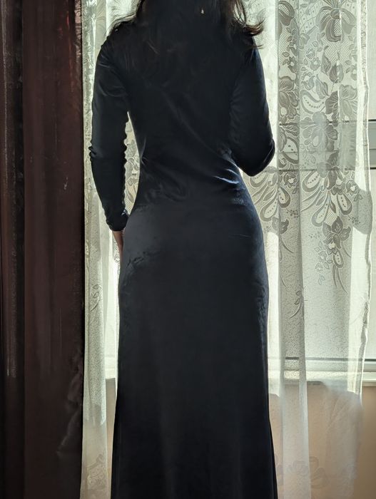 Официалната тъмно синя рокля с мъниста