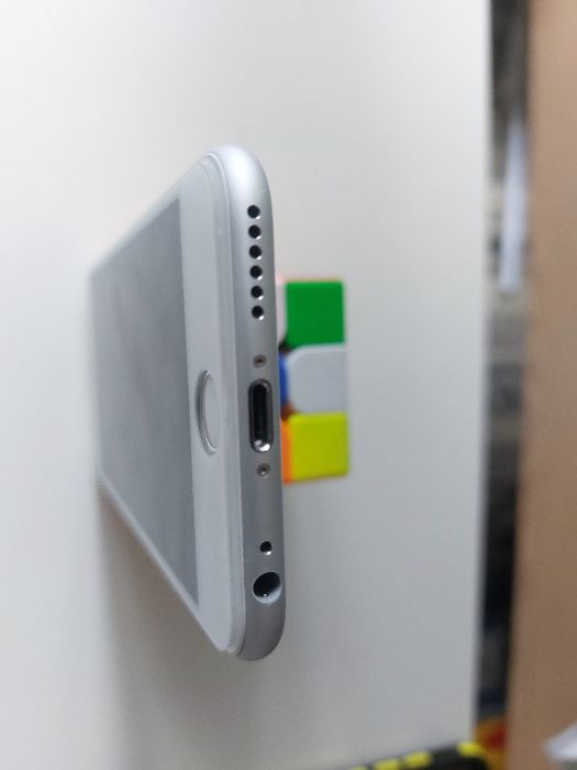 Telefon iPhone 6 cu husa, folie sticlă si cablu încărcare