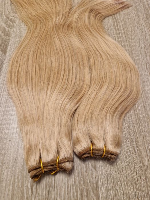 Естествена коса с плътен косъм и крайща.