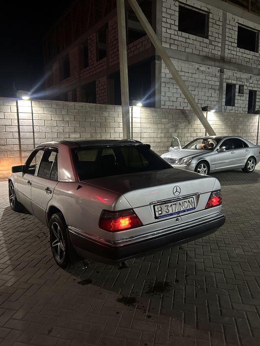 Мерс 124 автомат 2.8