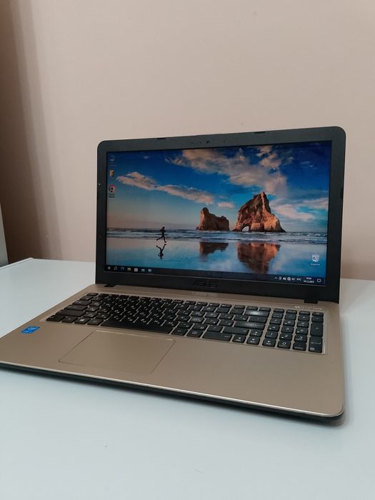 Ноутбук 4ядра  4/500гб заряд держит