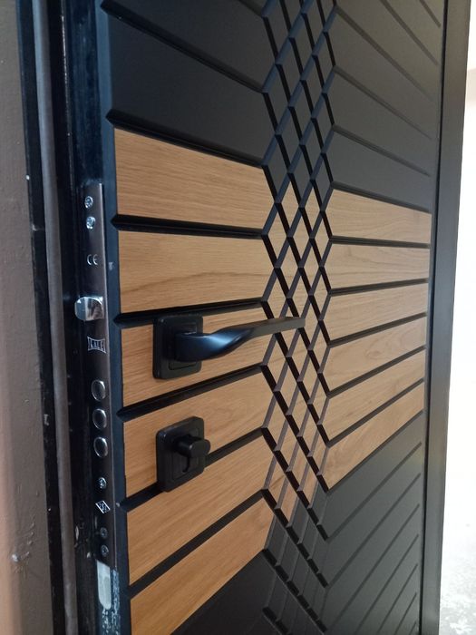 Обшивка железных дверей