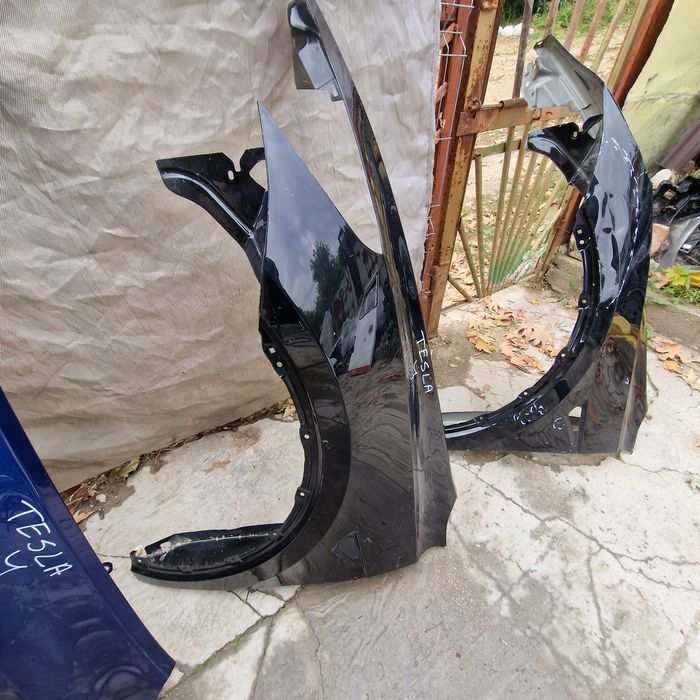 Tesla Y ляв калник