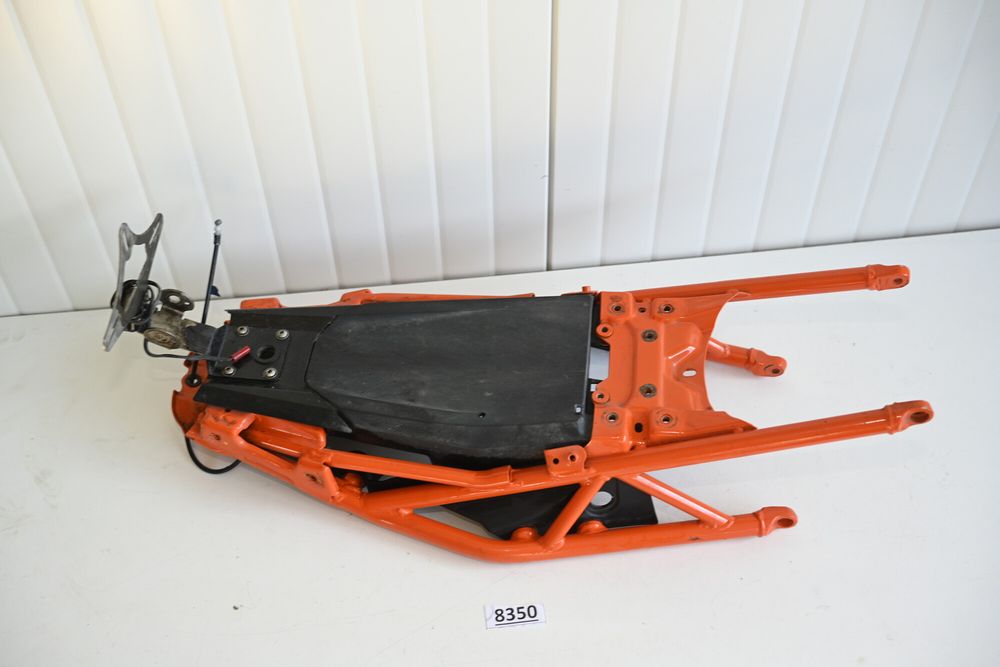 KTM DUKE 125 Cadru codita spate cu plastic baterie
