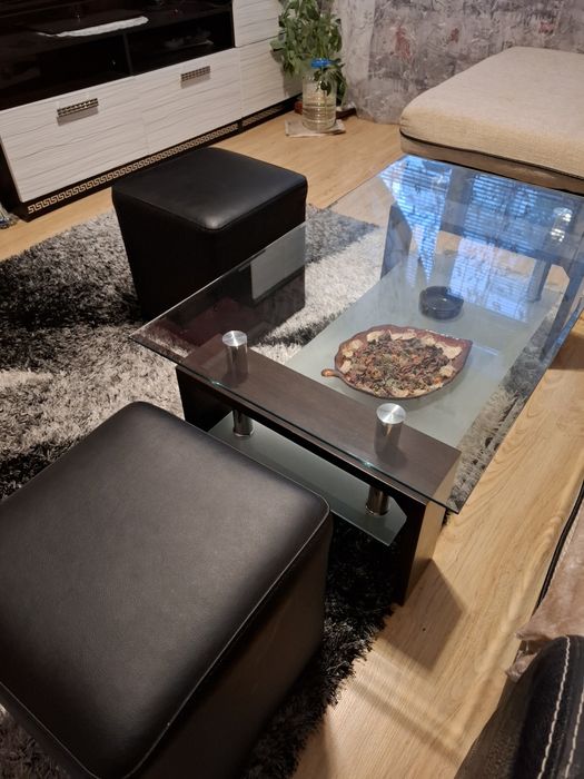 Стабилна стъклена маса с две кожени табуретки