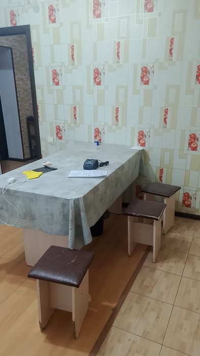 Кухонный гарнитур и стол