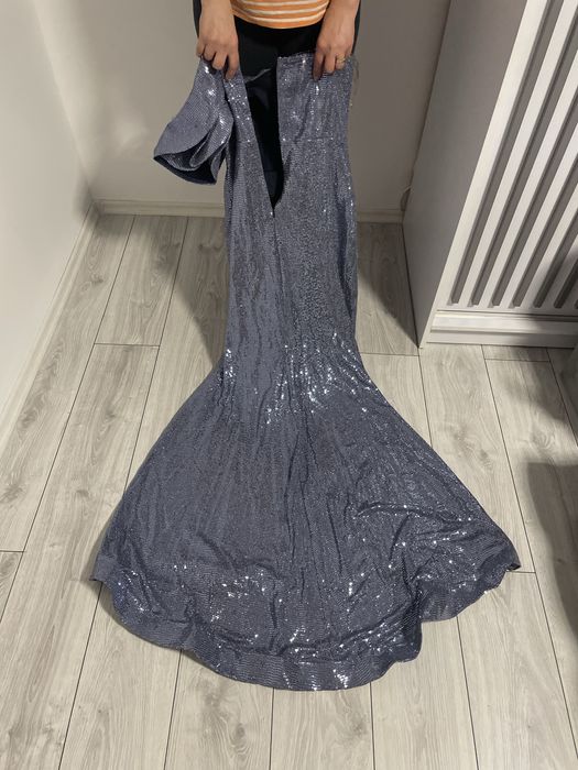 rochie cu trena si brosa