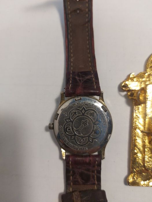 Часы наручные  кварцевые.