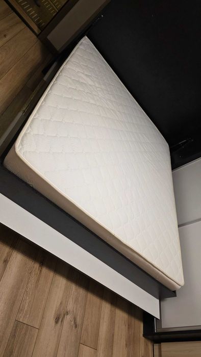 Легло с падащ механизъм