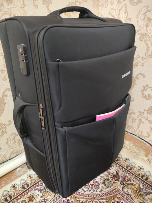 Чемодан черный.4 колесный