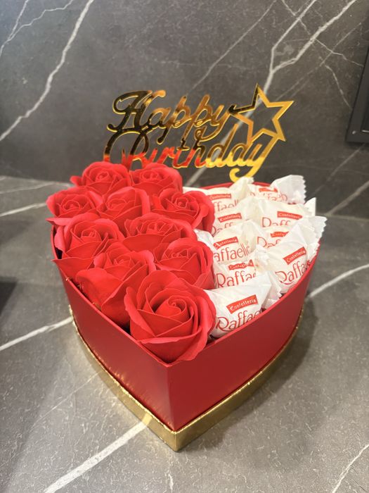 Луксозна подаръчна кутия с рози и бонбони
