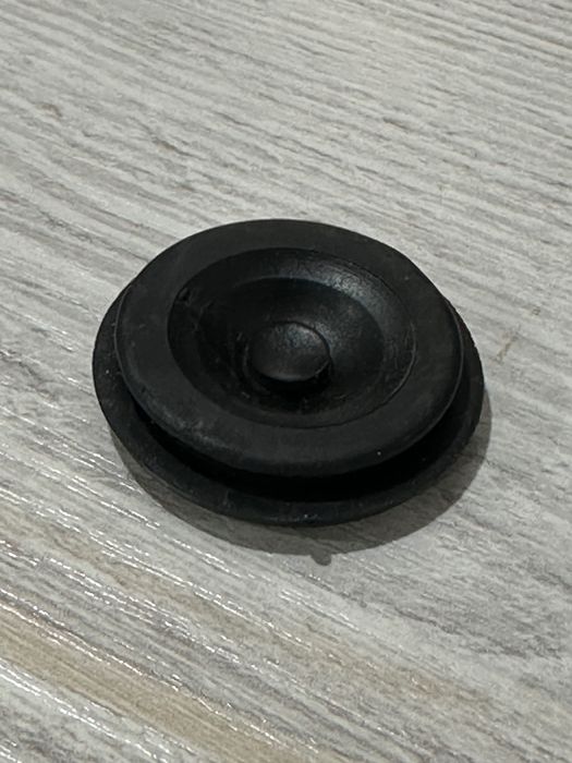 Резиновая заглушка заднего дворника 2114