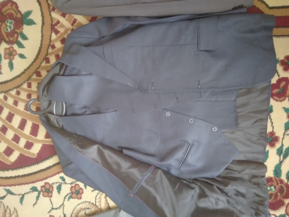 Продам костюмы новые