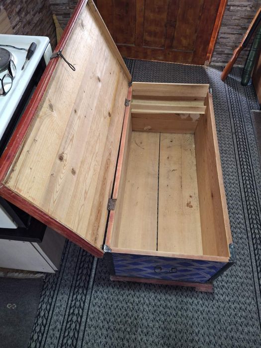 Автентичен дървен скрин