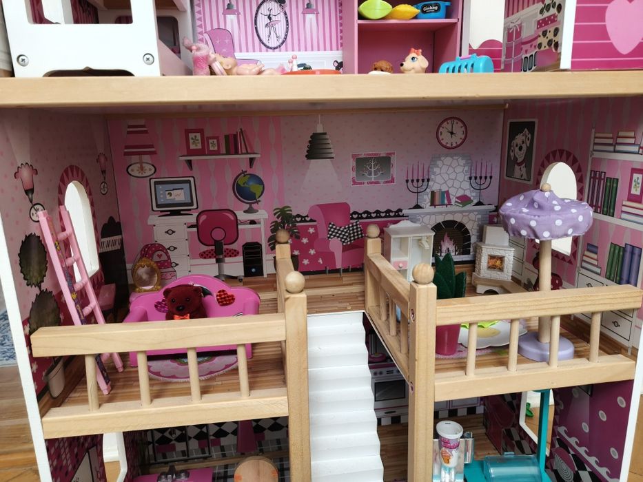 Căsuță de Păpuși din Lemn – 3 Etaje, Complet Mobilată + Accesorii Cado