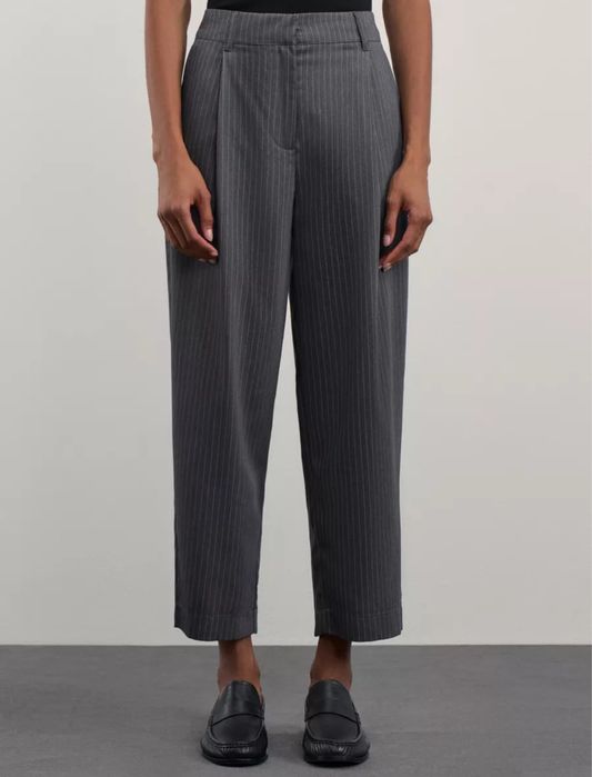 Брюки с защипами