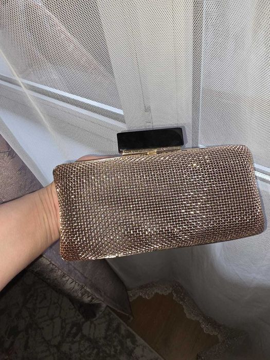 Элегантный золотистый клатч