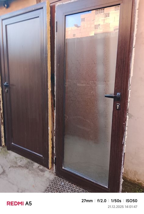 Продавам  4 бр   алуминиеви врати цветни кафяво венге в перфектно съст