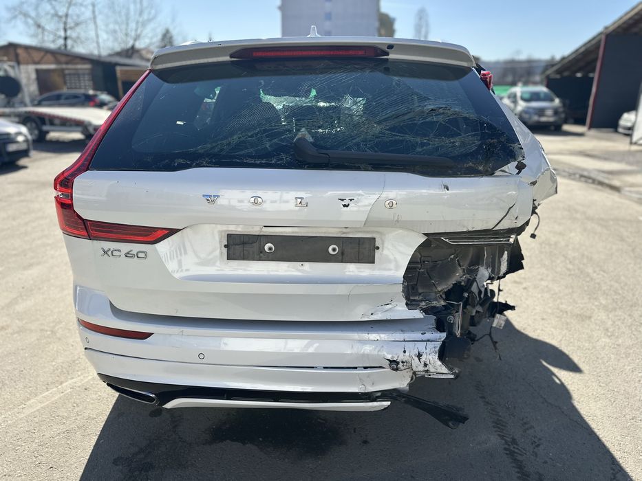 Volvo XC60 2.0d biturbo 235cp automat fab 2018 R-desing Euro6. 4x4 Avariat/lovit.