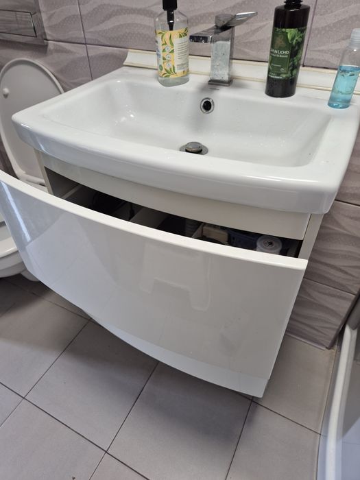 Chiuveta masca baie stare buna cea din poza si vas wc nou Roca ,