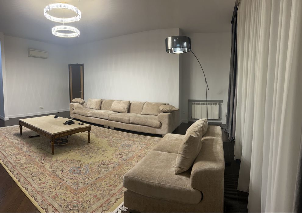 большой бежевый модульный диван,