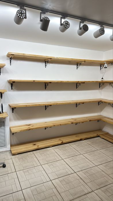 Полки деревянные.