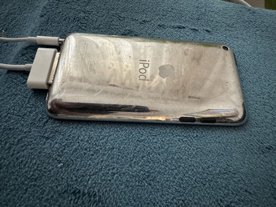 Vand Ipod Touch 4 , in conditii excelente .