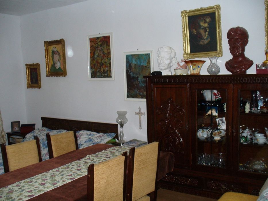 Dulap vechi de sufragerie. Bonus dulap cu vitrina