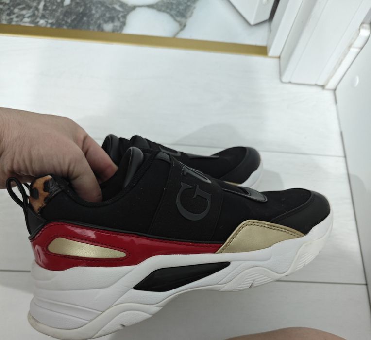 Продам кроссовки,, GUESS,,