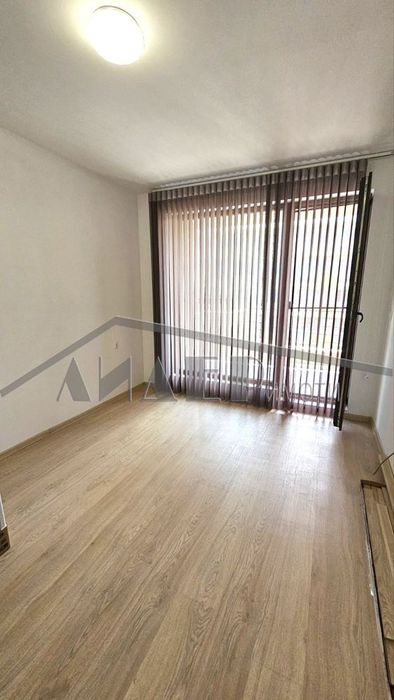 2-стаен с площ от 90 кв.м. в кв. Смирненски