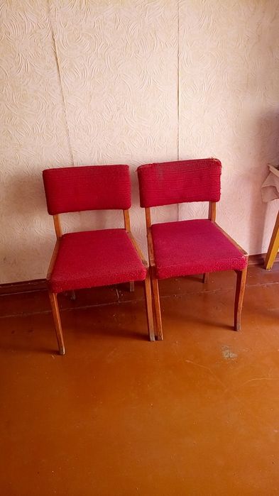 Деревянные стулья.