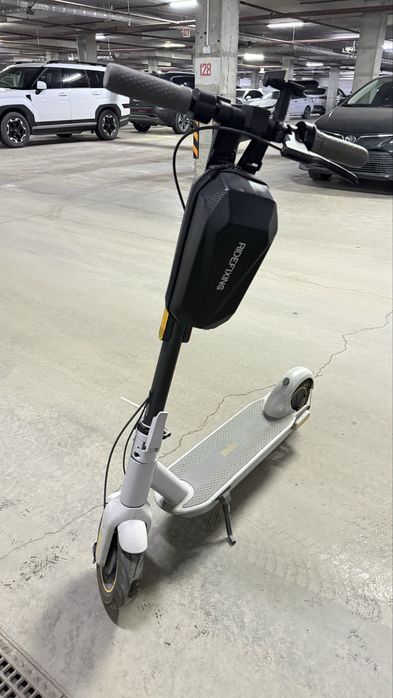 Продам электросамокат Ninebot kick scooter max