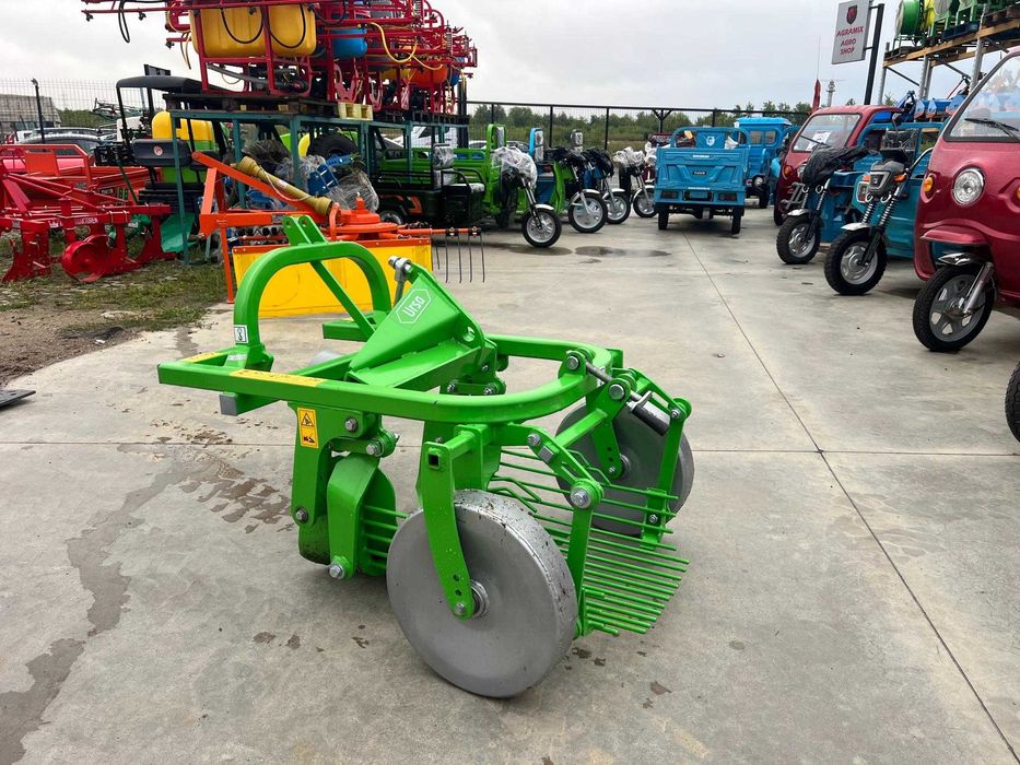 Utilaj de recoltat cartofi cu jugul intr-o parte pe un rand Agramix