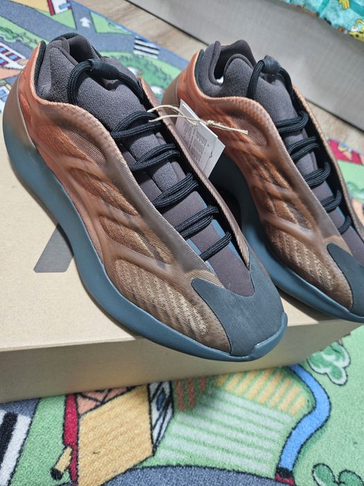 Продавам Adidas Yeezy 700 V3