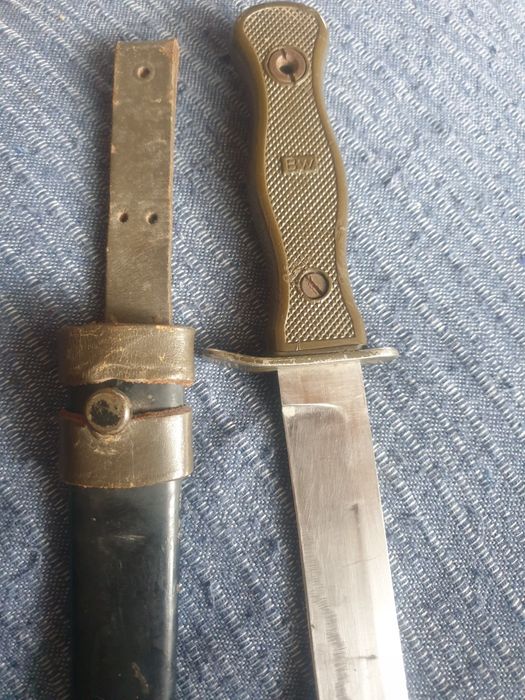 Cuțit de supraviețuire al armatei vest-germane