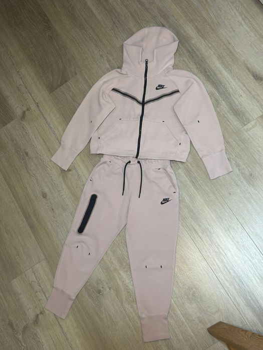 Nike tech fleece roz de fete