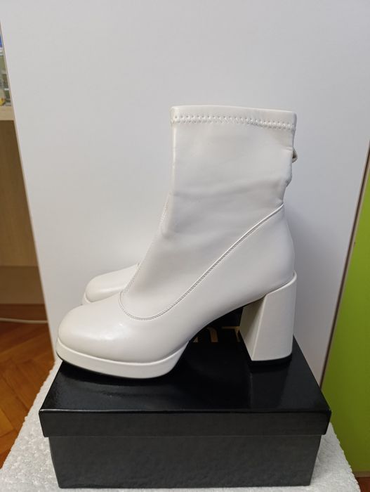 Бежови Дамски боти