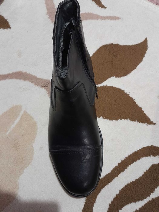 Продавам нови мъжки боти от естествена кожа с подплата. Номер 41