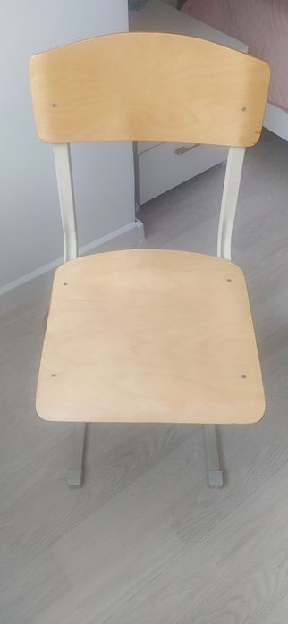 Продаю стул школьный