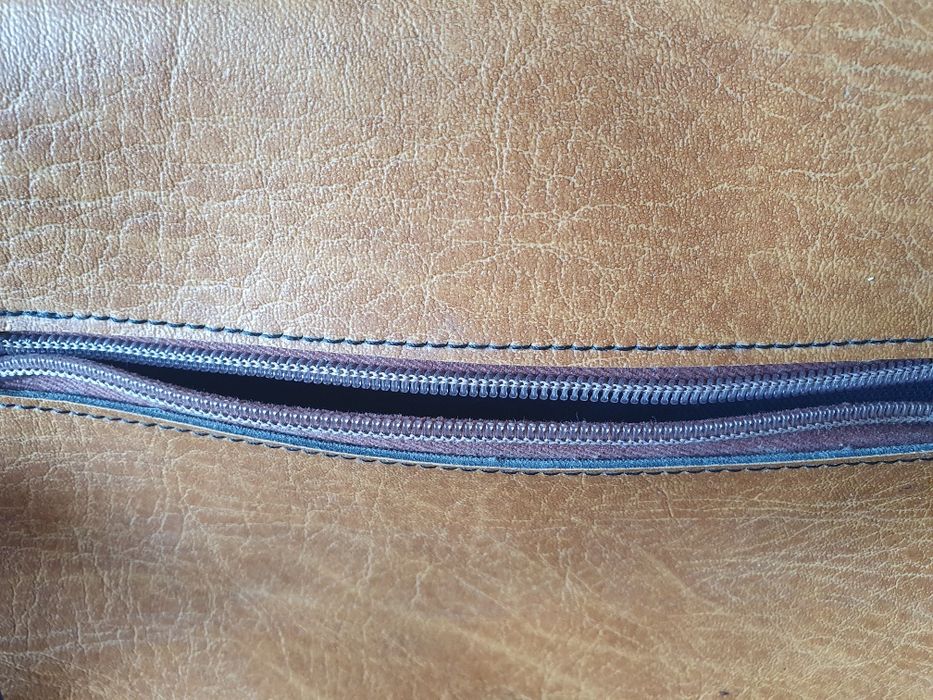 Borseta Oldies din piele foarte calitativă, dimensiuni 24X18X6 cm,