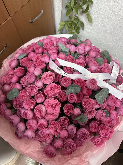 Букет свежих пионовидных роз