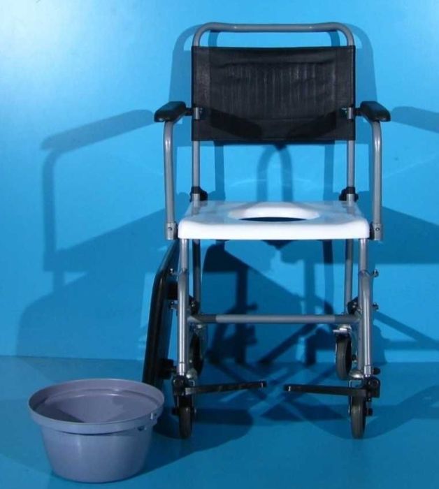 Scaun handicap cu wc si roti