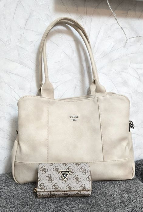 Клъч чанта  раници Guess Karl