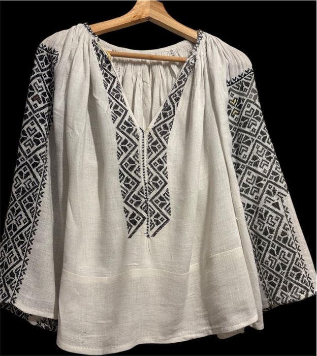 Ie foarte veche brodata manual