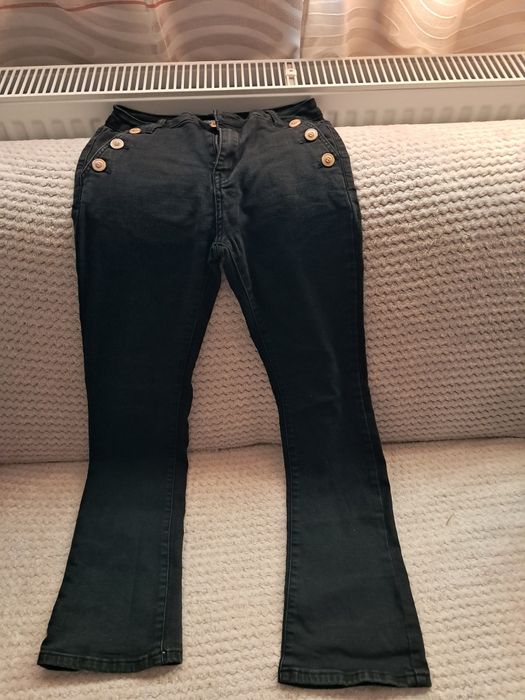 Se vând pantaloni de blugi