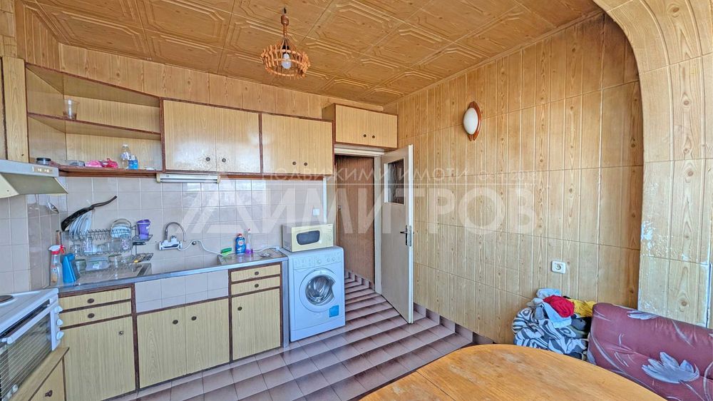 Продава двустаен апартамент 65 кв.м. нисък етаж в гр. Нови пазар.