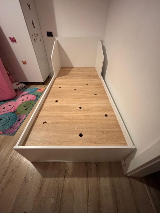 Vând pat single 90×200 cm, PAL alb + saltea inclusă