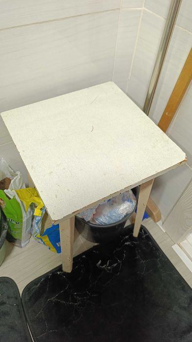 Продам стол и табуретки