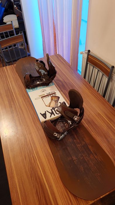 Placa Snowboard Black Hole Escape 142 cu legaturi Burton Lexa S